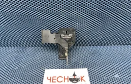 Крючок капота Audi Q7 4L рестайлинг 2011 4L0823480 CJTC, передний