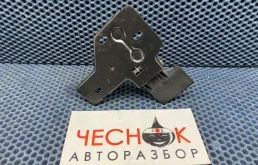 Крючок капота Audi Q7 4L 2008 4L0823480A BAR, передний