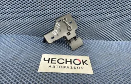 Крючок капота Audi Q7 2012 4L0823480A 4L CRCA