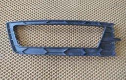 Решетка противотуманной фары SKODA RAPID 2014 60U807682 NH3 CFNA, передняя правая