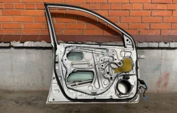 Дверь передняя левая для Toyota Corolla 2004 года на фотографиях