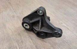 Нижняя опора МКПП кронштейн Ford Focus 1306901