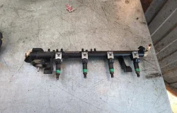 Рампа топливных форсунок в сборе ford fusion 2007-2014 1804347 FYJA