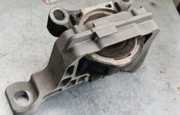 Опора ДВС ford Kuga 2 2015-2019 1742411 M8MA, правая