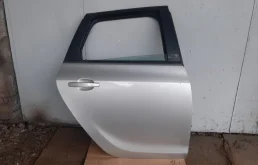 Дверь Opel Astra J 2010-2015 13301547 УНИВЕРСАЛ, задняя правая