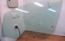 Стекло переднее левое 4,5 дв. Опель Астра J Джей