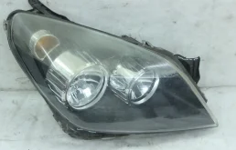 Фара черная правая дефект крепежа Opel Astra H