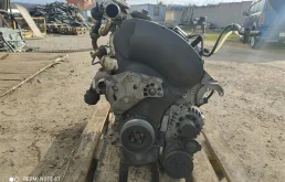 Двигатель без навесного для Volkswagen Polo 1999 года на фотографиях