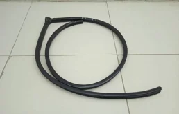 Уплотнитель проема двери передней правой Toyota Avensis T250 2003-2008