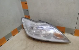 Фара правая Ford Focus 2010
