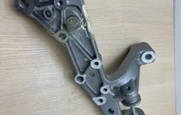КРОНШТЕЙН ПОДРАМНИКА И РЫЧАГА Volkswagen 1K0199296J, передний правый