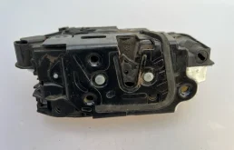 Замок двери Volkswagen 5N1837016C, передний правый