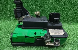 Замок боковой двери VOLVO S60 S80 V70 XC70 XC90 2009 30784976, передний левый