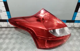 [Б/У] Фонарь задний левый Ford Focus III - (Состояние: приклеен уголок кромки стекла , герметичность не нарушена) [Незначительные дефекты] FORD 1825321