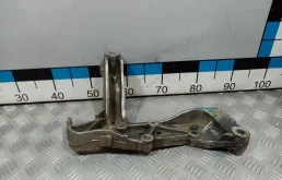 [Б/У] Кронштейн переднего рычага правый VAG 1K0199296J
