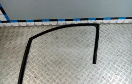 [Б/У] Уплотнитель стекла двери передней левой VAG 4L0837439B