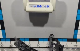 [Б/У] Кронштейн фары правый VAG 8K0805608C