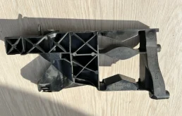 Кронштейн под фару Audi A6 4G0805608 4G, передний правый
