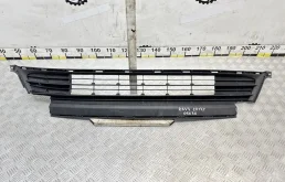 Решетка в бампер центральная Toyota RAV4 XA40