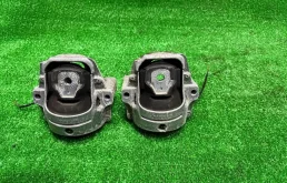 Подушка двигателя (опора) vag 8r0199381