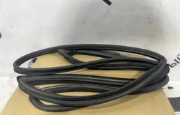 Уплотнитель задней правой двери Toyota Highlander 2 6787148050 40