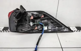 Фонарь левый для Toyota RAV4 2023 года на фотографиях