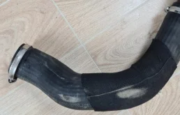 Патрубок интеркулера для Audi Q7 на фотографиях