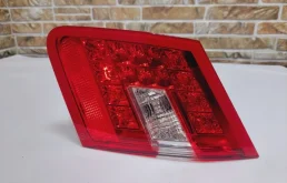 Фонарь внутренний правый для Mercedes-Benz E class 2009 года на фотографиях