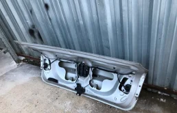 Крышка багажника для Toyota Avensis на фотографиях