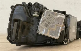 Фара правая для Audi Q7 2015 года на фотографиях