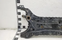 Подрамник двигателя для Mitsubishi Outlander 2016 года на фотографиях