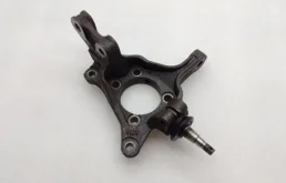 Кулак поворотный левый для Subaru Legacy 2013 года на фотографиях