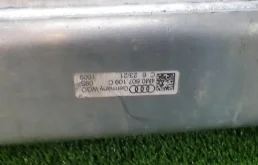 Усилитель бампера передний верхний для Audi Q7 2015 года на фотографиях