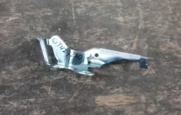 Петля капота левая для Toyota Corolla 2002 года на фотографиях