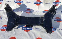 Подрамник двигателя для Nissan Almera Classic 2009 года на фотографиях