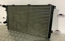 Радиатор охлаждения ДВС для Volkswagen Golf 2011 года на фотографиях