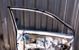 Дверь передняя левая для Toyota Corolla 2006 года на фотографиях