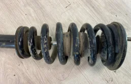 Амортизатор для Mitsubishi Pajero 1999 года на фотографиях