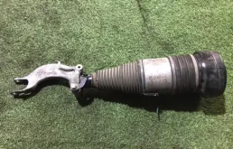 Амортизатор передний левый для Audi Q7 на фотографиях