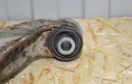 Рычаг передний правый нижний для Mitsubishi Pajero 2007 года на фотографиях