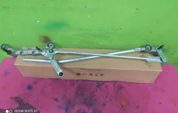 Трапеция стеклоочистителей для Audi Q7 2009 года на фотографиях