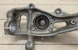 Кулак поворотный левый для Audi Q7 2018 года на фотографиях