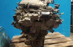 Двигатель без навесного для Nissan Pathfinder 2003 года на фотографиях