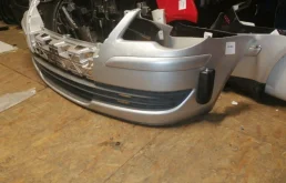 Бампер передний для Volkswagen Touran 2005 года на фотографиях