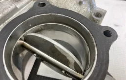 Дроссельная заслонка для Mercedes-Benz C class 2006 года на фотографиях