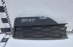 Решетка переднего бампера правая нижняя для Skoda Rapid 2020 года на фотографиях