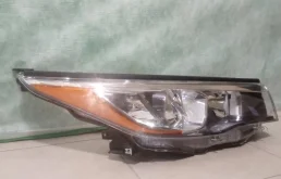 Фара правая для Toyota Highlander 2007 года на фотографиях