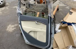 Дверь задняя левая для Volvo XC70 2013 года на фотографиях