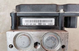 Блок ABS для Mercedes-Benz E class 2015 года на фотографиях