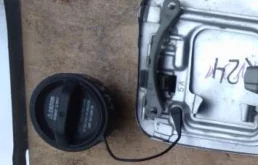 Крышка горловины топливного бака для Toyota RAV4 на фотографиях